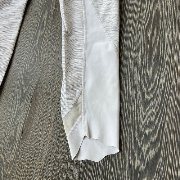 Lululemon Wunder Under Grey Crop Special Edition Scalloped Hem legging. Size 4 - Picture 11 of 12